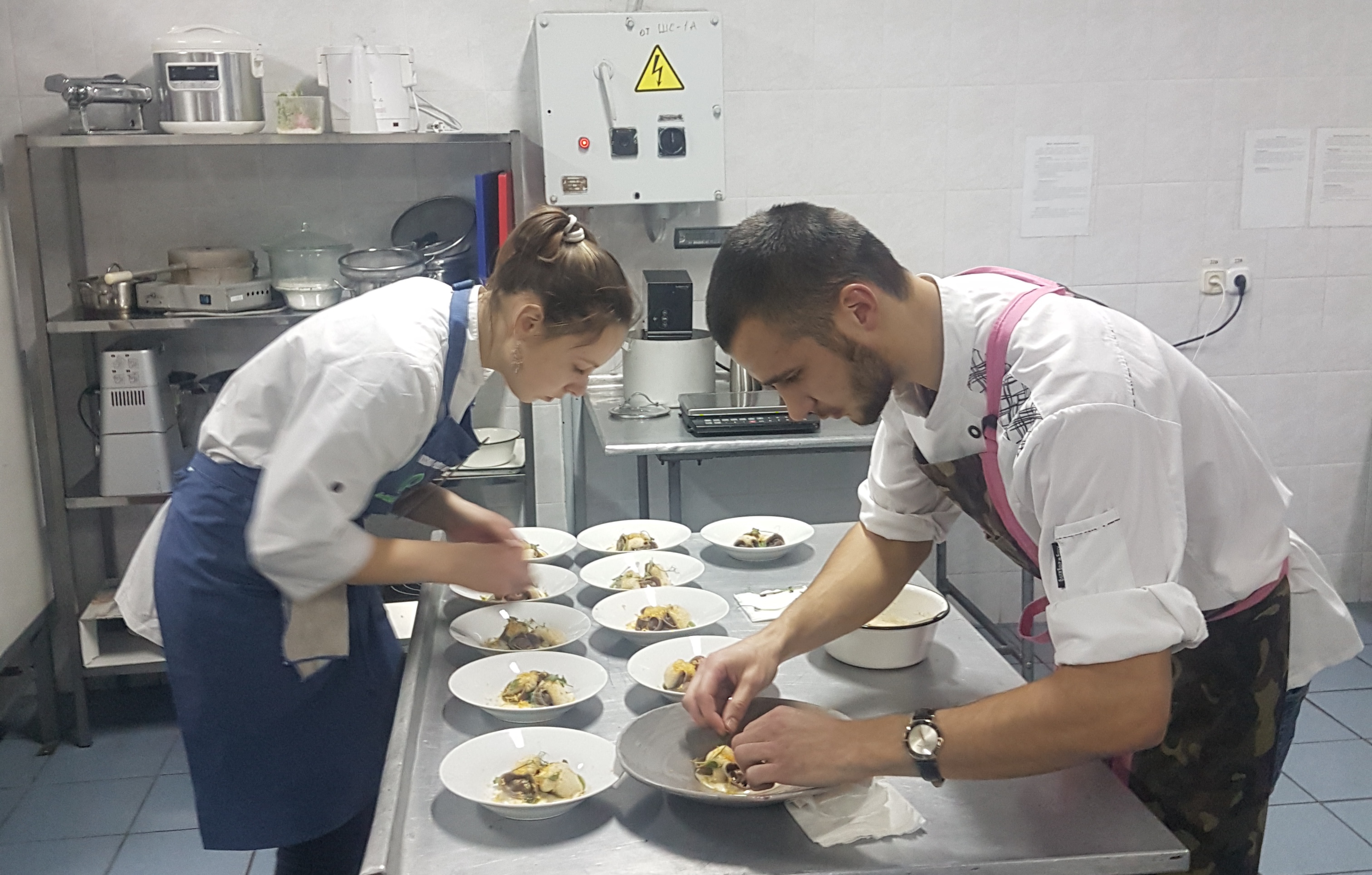 В рамках подготовки к чемпионату WorldSkills International 2019 Ануфриенко Петр (компетенция «Кулинарное искусство») провел отчетный мастер-класс по со?